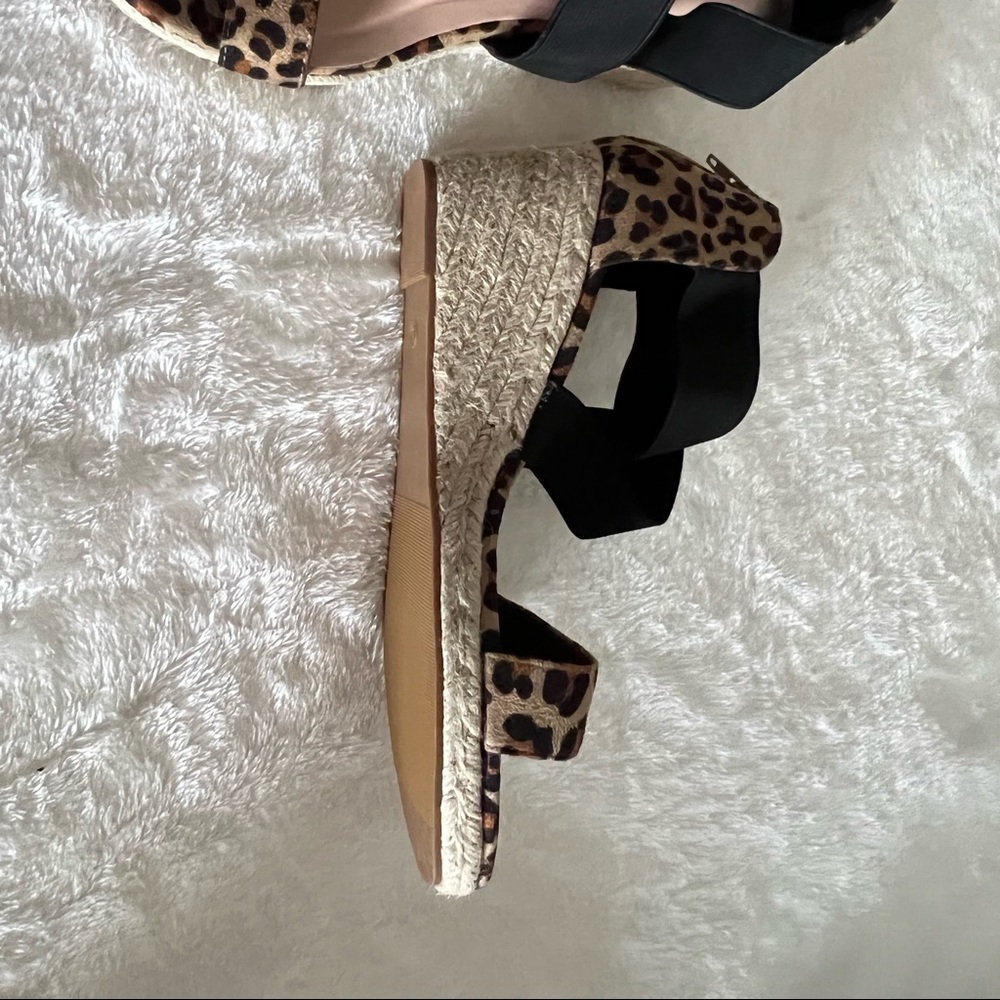 Strapping sandals